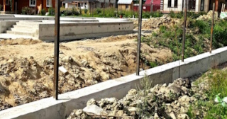 Фундамент под забор заказать в Североуральске - заливка фундамента для забора | от 1586 за п.м.